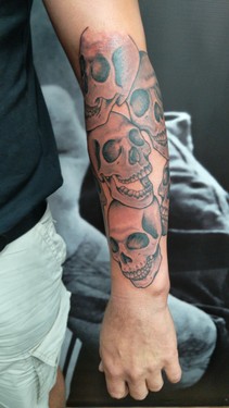 Ruhrpott styleink Tattoo Arm mit Totenschädeln.jpg