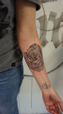 Ruhrpott styleink Tattoo black and grey rose mit schrift.jpg