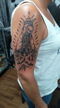 Ruhrpott styleink Tattoo Betendes Skelett mit Blumen.jpg