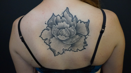 Ruhrpott styleink Tattoo Blume mit fetten outlines.jpg
