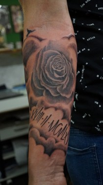 Ruhrpott styleink Tattoo Rose mit datum.jpg