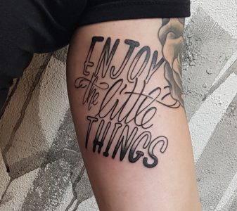 Ruhrpott styleink Tattoo schrift enjoy the little thinks.jpg