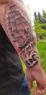 Ruhrpott Styleink Tattoo Segelschiff mit Totenkopf Black and grey.jpg