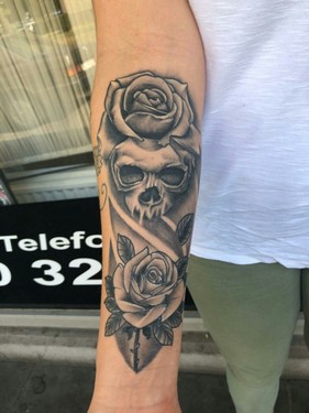 Mirko Ruhrpott Styleink Dortmund Tattoo Skull mit Rosen black and grey.jpg